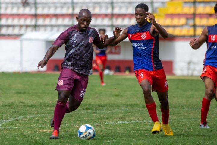 Eduardo Allax testa elenco em atividade contra o Sub-20 do Bangu