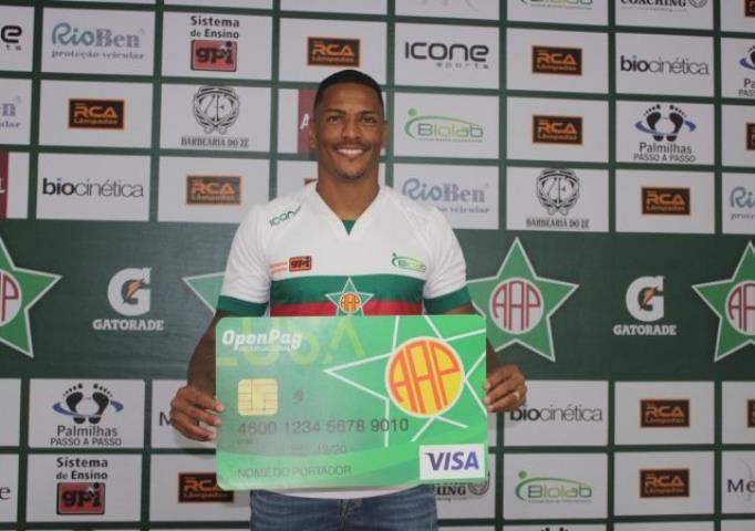 Portuguesa apresenta o atacante Adriano