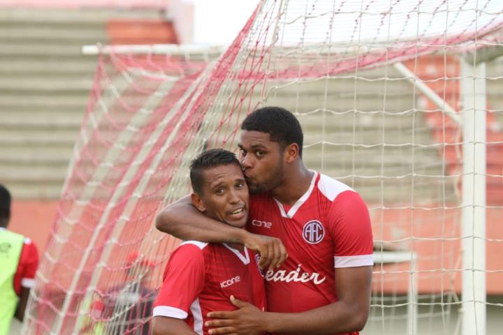 America vence na volta ao Giulite Coutinho