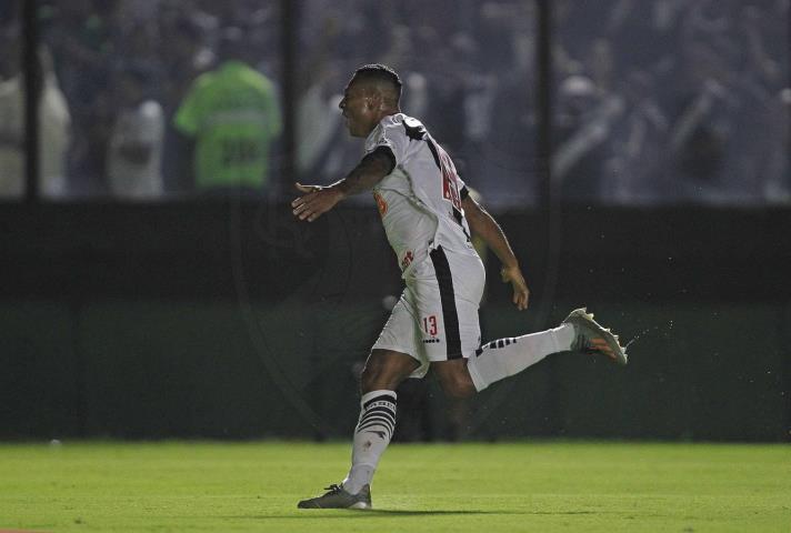 Vasco vence e livra Botafogo e Fluminense da degola