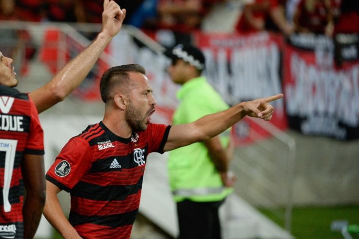Flamengo vence a segunda na Libertadores em Maracanã lotado