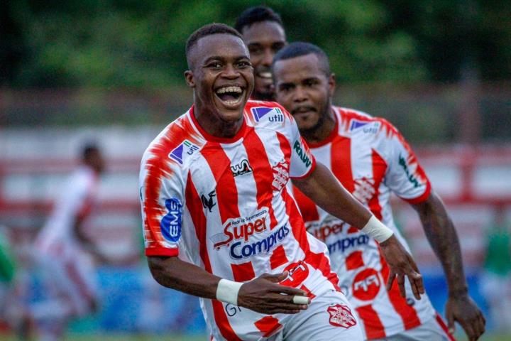 Bangu vence e fica perto da semifinal