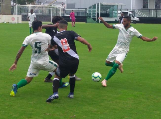 Vasco tropeça, mas se garante na semi da Copa BR Sub-20