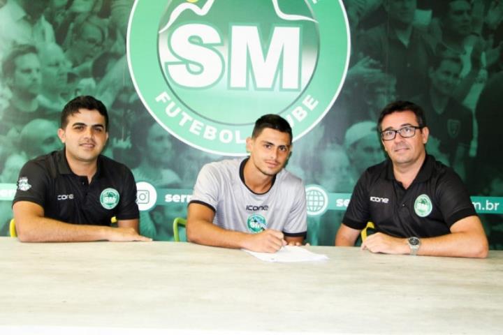 Centroavante Jacó reforça o Serra Macaense