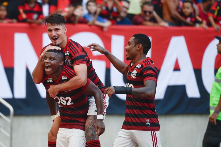 Flamengo bate a Chape em Maracanã lotado