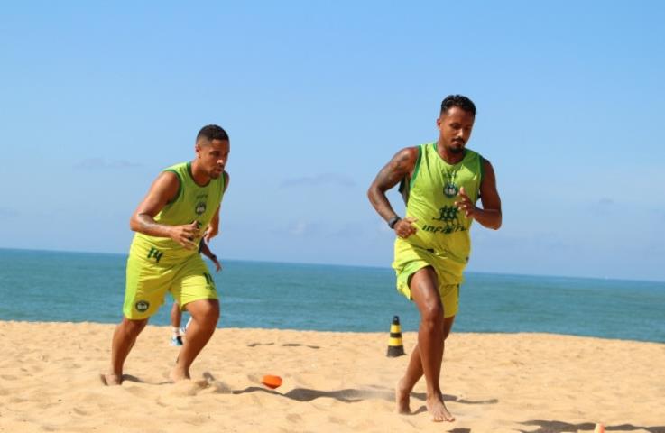 Serra realiza atividade física na praia de Cavaleiros