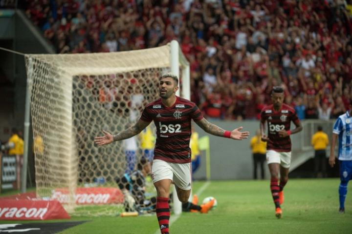 Flamengo vence e salta para terceiro no Brasileirão