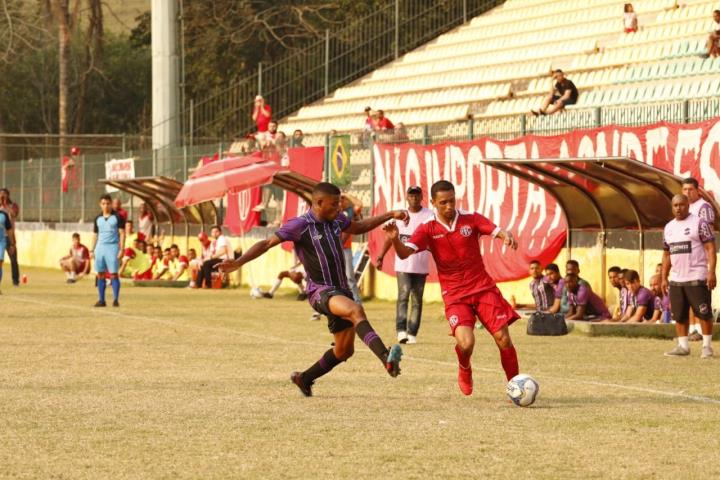 America vence e se garante na decisão