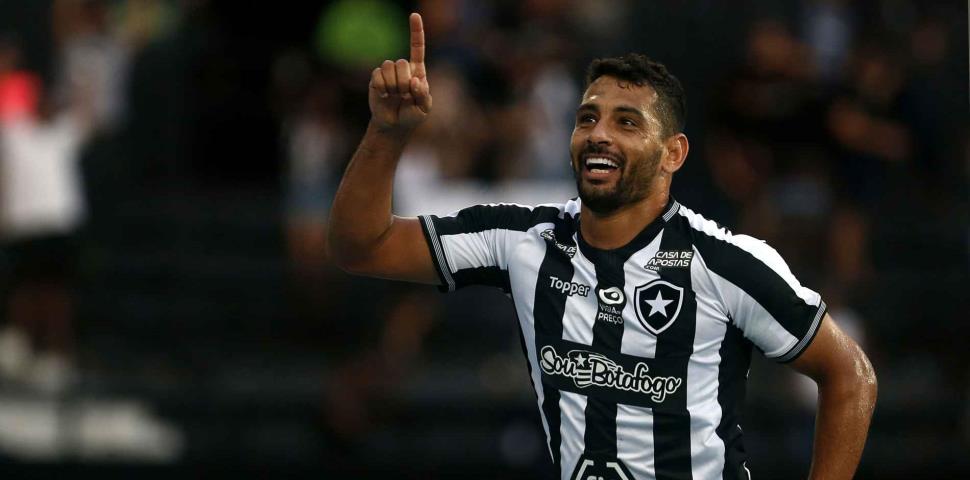 Bota vence o Athetico no Nilton Santos