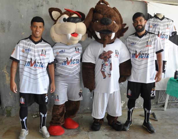 Tomazinho apresenta uniforme para a Série C