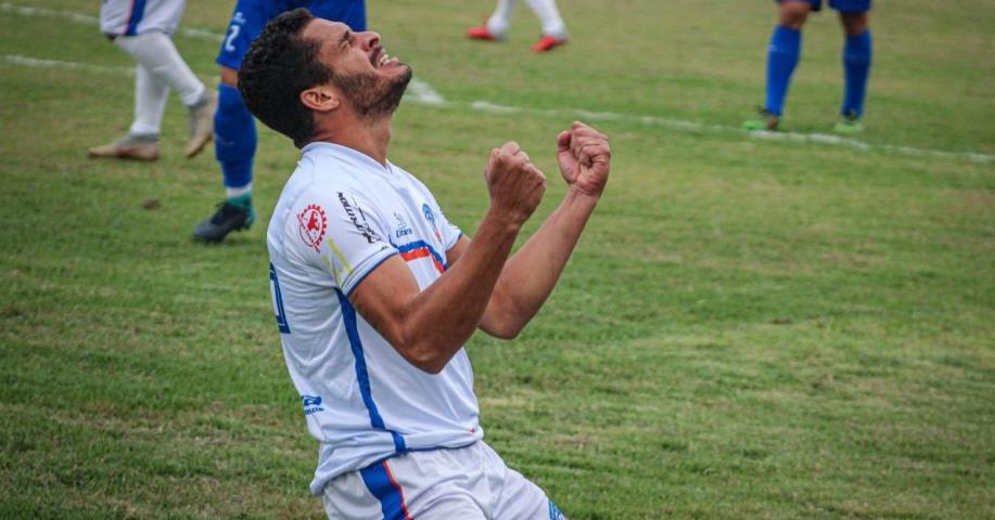 Allan Miguel celebra "gol de futevôlei" contra o Angra, que rendeu a liderança ao Duque
