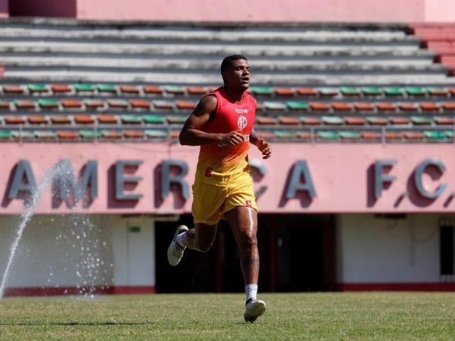 America anuncia retorno do zagueiro Raphael Azevedo