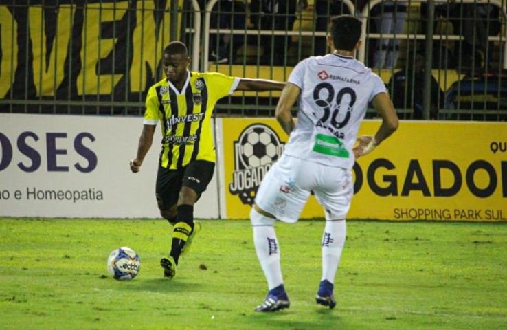 Voltaço empata e segue no G4