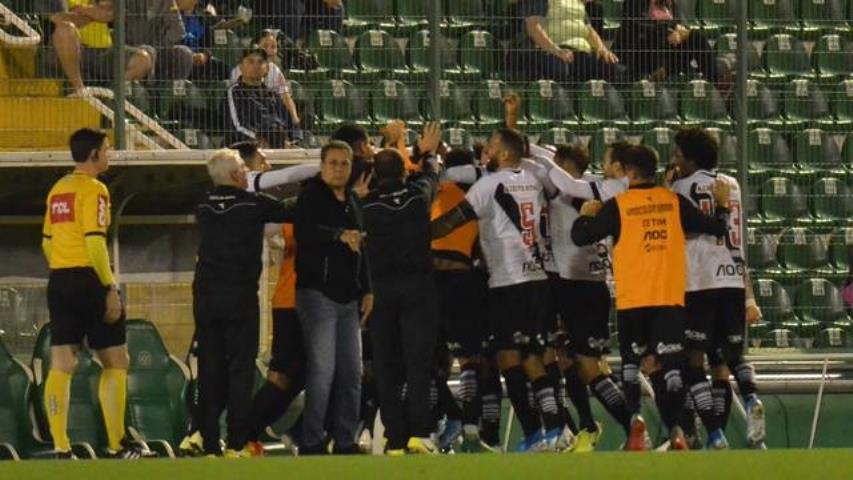 Vasco bate a Chape e se reabilita no Brasileiro