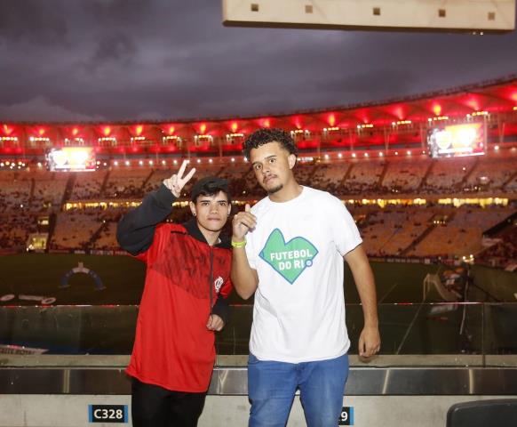 Campeão do e-games se emociona no Maraca