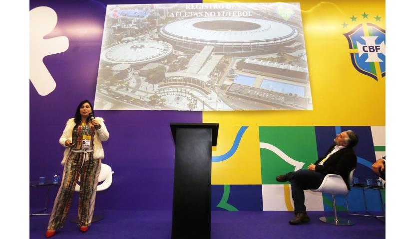 Diretora do DRT da FERJ participa de palestra na Brasil Futebol Expo