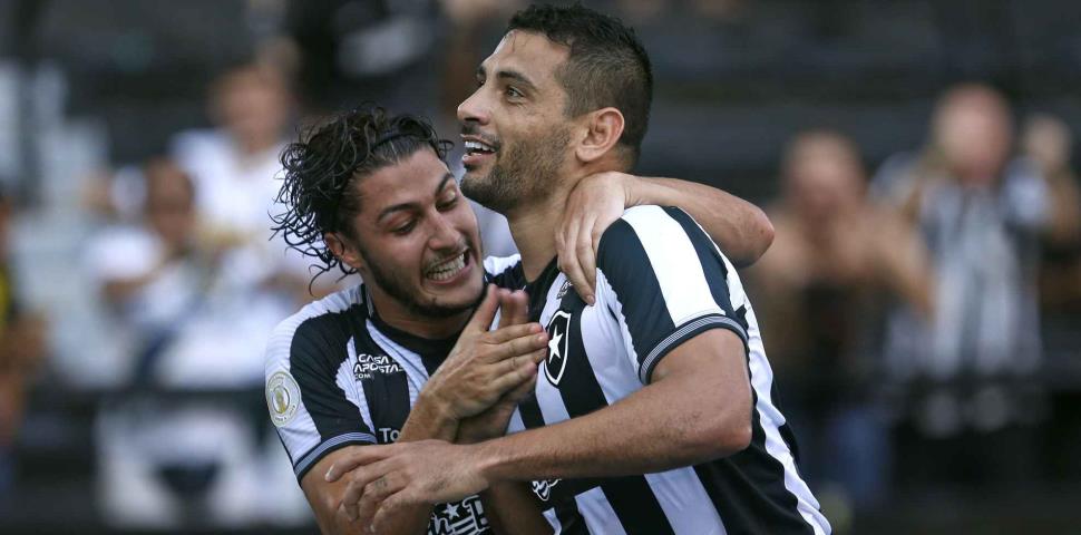 Botafogo vence o Galo no Nilton Santos