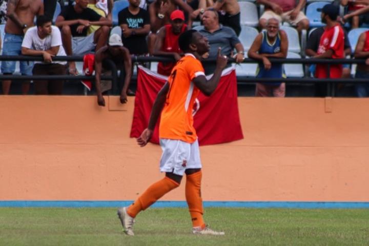 Canela faz dois gols, dá assistência e vive dia memorável: 'É o meu sonho'
