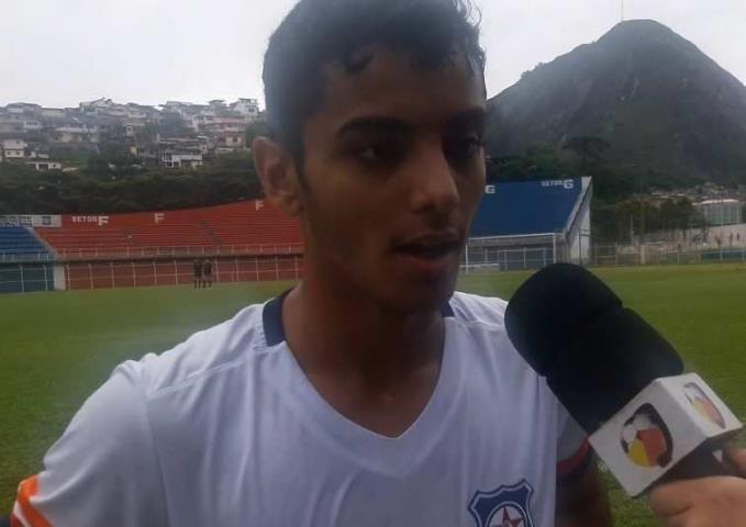 Jhonatan pede ao Frizão atenção nas bolas paradas adversárias