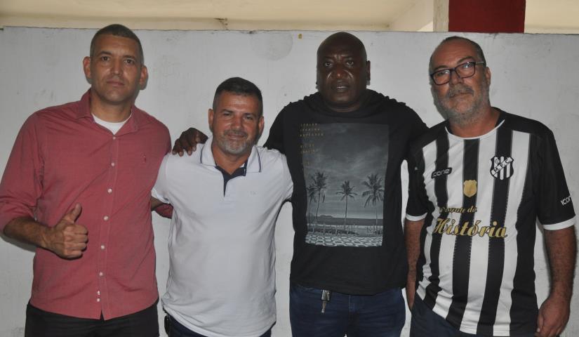 Mesquita anuncia treinador e executivo