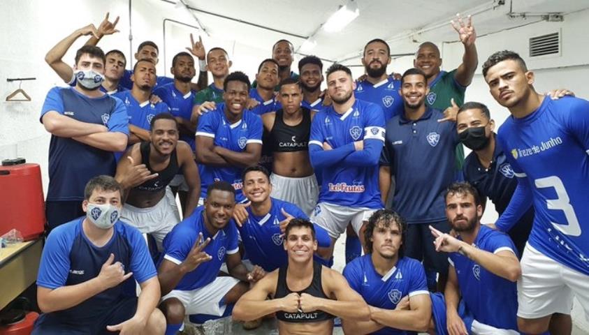 Serrano vence e cola no G2