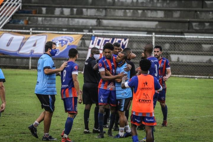 Duque de Caxias larga na frente