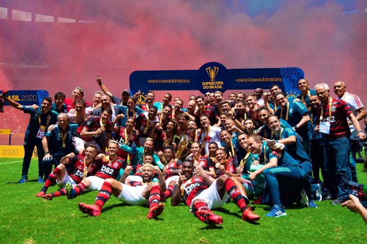 Flamengo goleia e conquista a Supercopa do Brasil