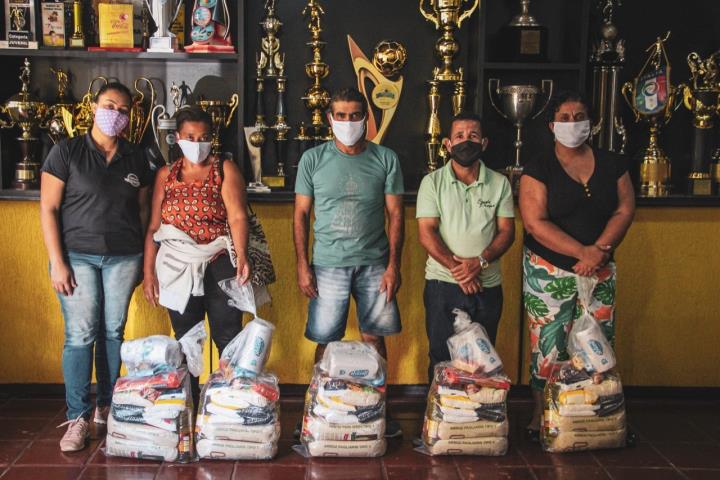 Voltaço distribui cestas básicas a trabalhadores autônomos do Raulino de Oliveira