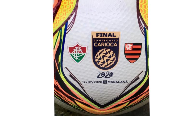 A bola do primeiro jogo da final do Carioca