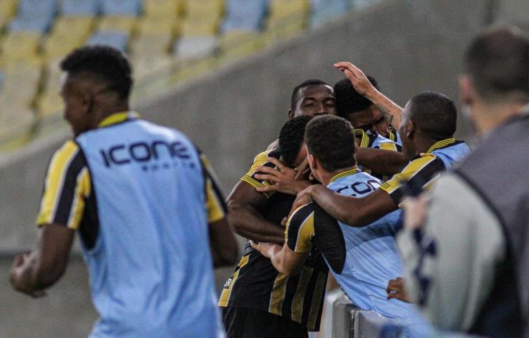 Voltaço vira sobre o Resende e garante a vaga na semifinal da Taça Rio