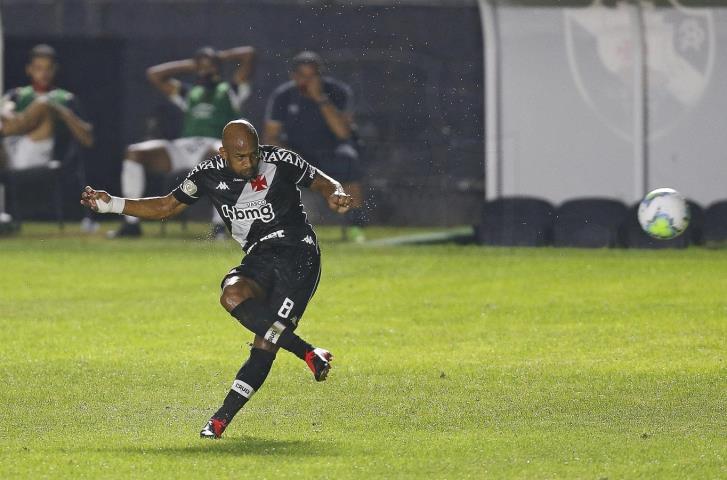 Fellipe Bastos brilha e Vasco vence na estreia do Brasileirão