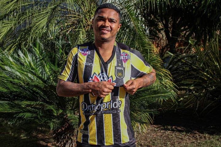 Voltaço acerta com o atacante Emerson Carioca