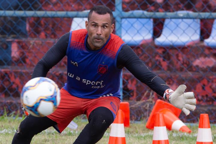 Cesso acerta com goleiro veterano e joia da base do Duque