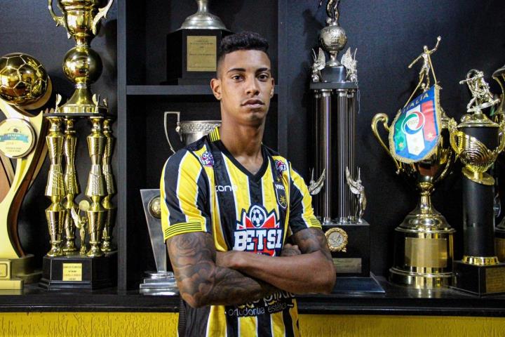 Voltaço acerta a contratação do atacante Alef Manga