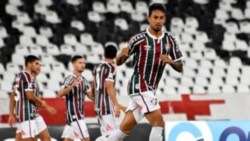 Flu vence e segue na briga pela vaga na Libertadores