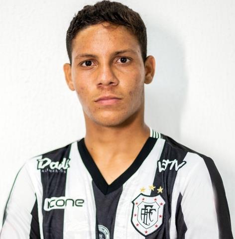 Lucas brilha no segundo jogo como profissional