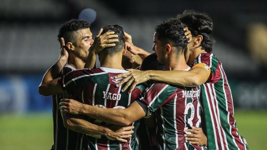 Flu vence o clássico e cola no G6
