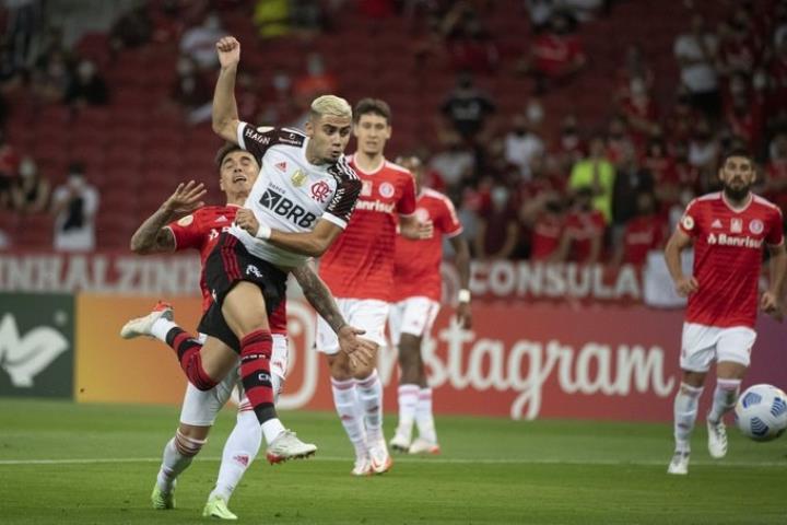Flamengo vence mais uma e segue na caça ao líder