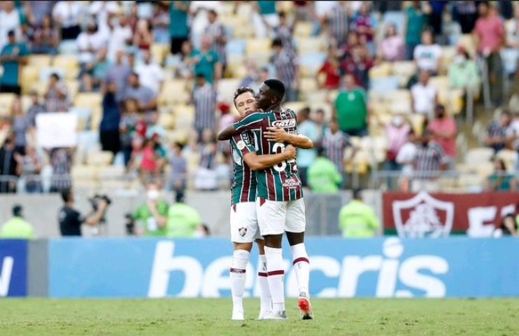 Flu vence e entra no G-8 do Brasileirão