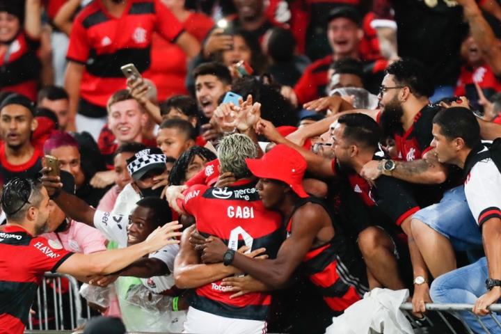 Flamengo bate o Ceará e segue vivo no Brasileirão