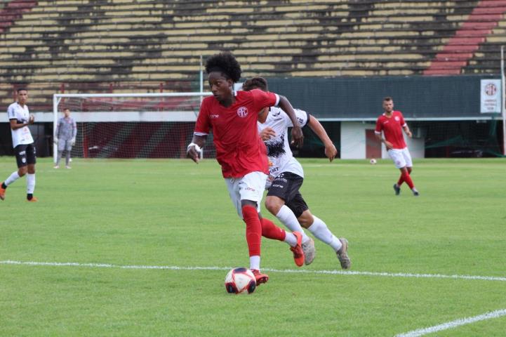 America se despede com vitória