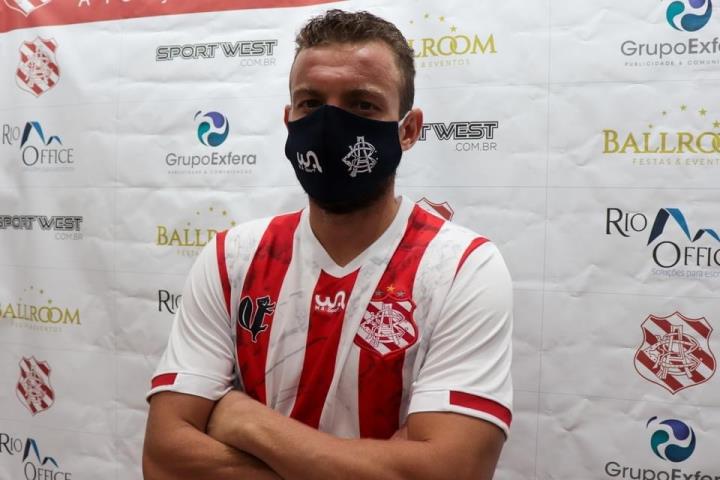 Bangu apresenta uniforme com estrela do título Mundial