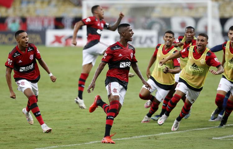 Com golaço nos acréscimos, Fla bate o Nova Iguaçu