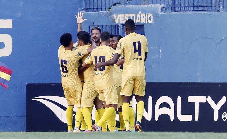 Madura vence e chega ao G4