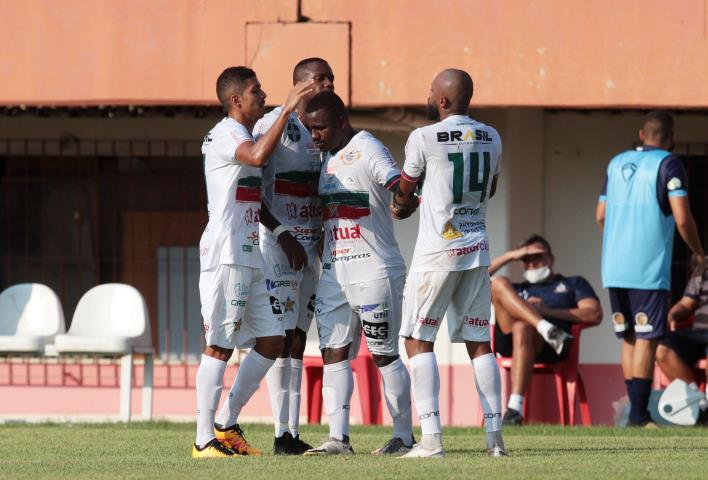 Lusa bate o Macaé e volta ao G4