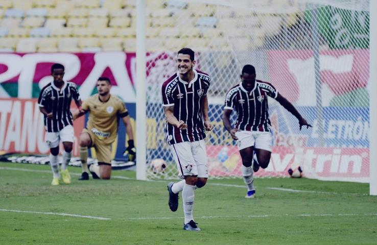 Flu ganha o clássico vovô e se classifica