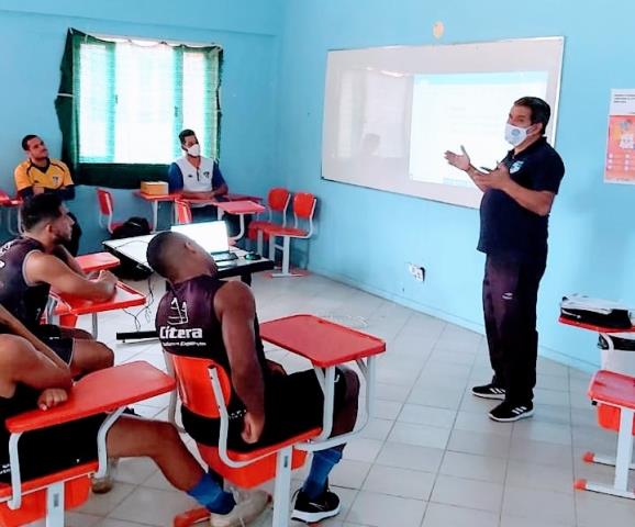 Duque de Caxias recebe instruções das novas regras do futebol