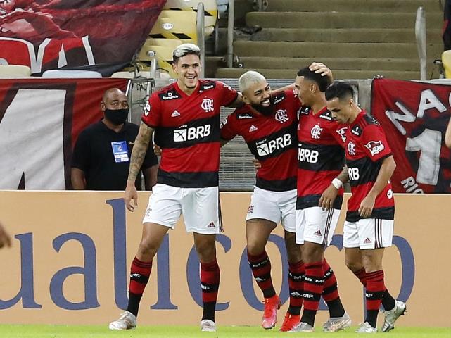 Fla goleia e garante vaga na final do Cariocão