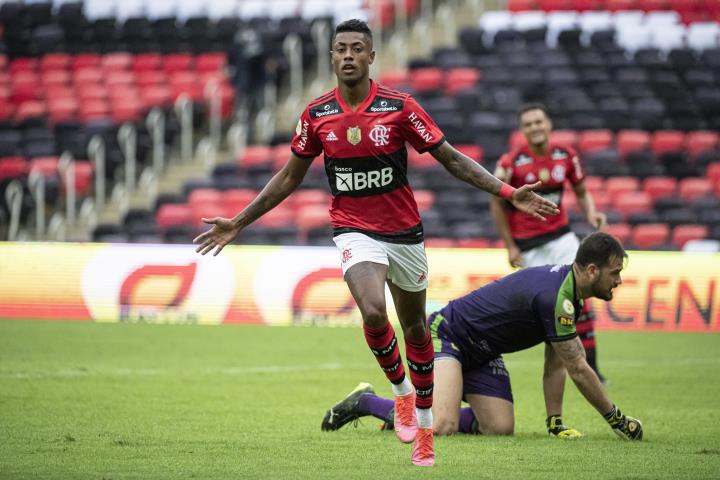 Flamengo segue 100% no Brasileirão