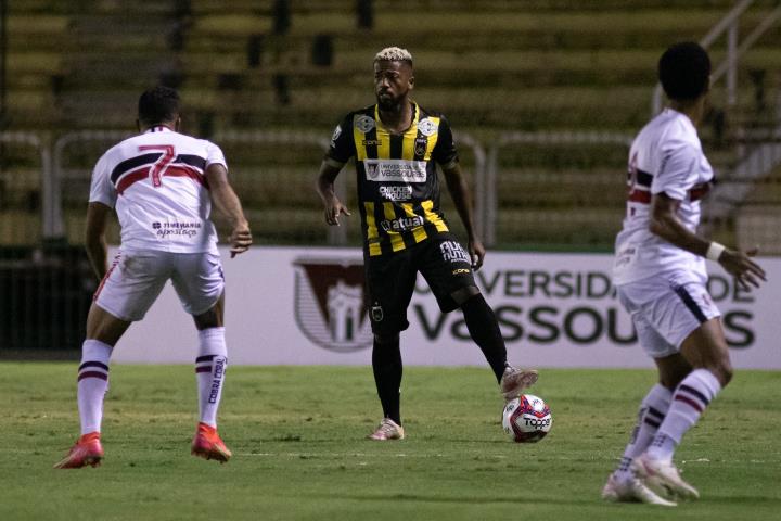 Voltaço empata e segue no G4 da Série C